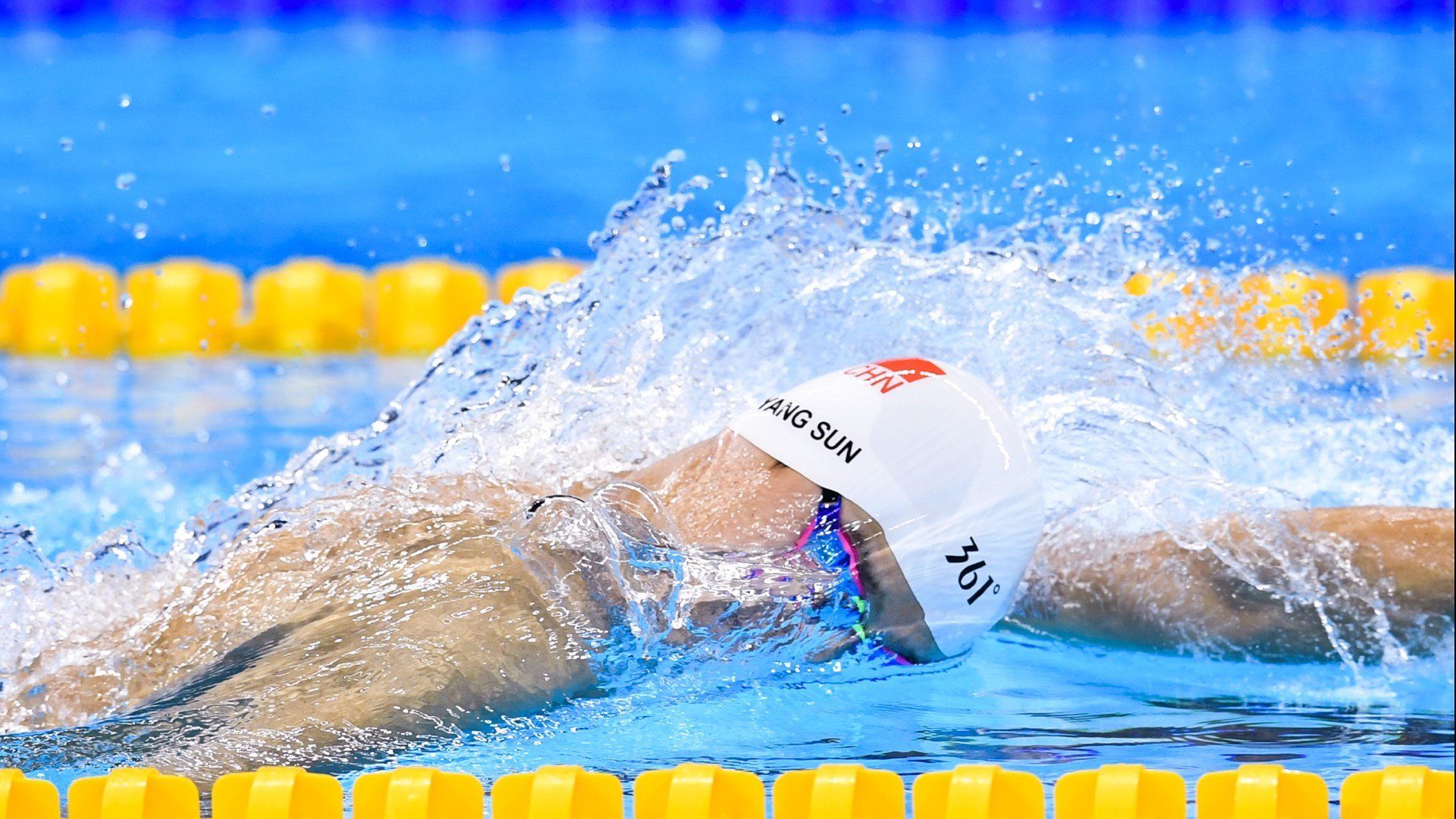 F1新赛季揭幕战之夜,莱奥关键战不手软,当赛道成为命运沙盘