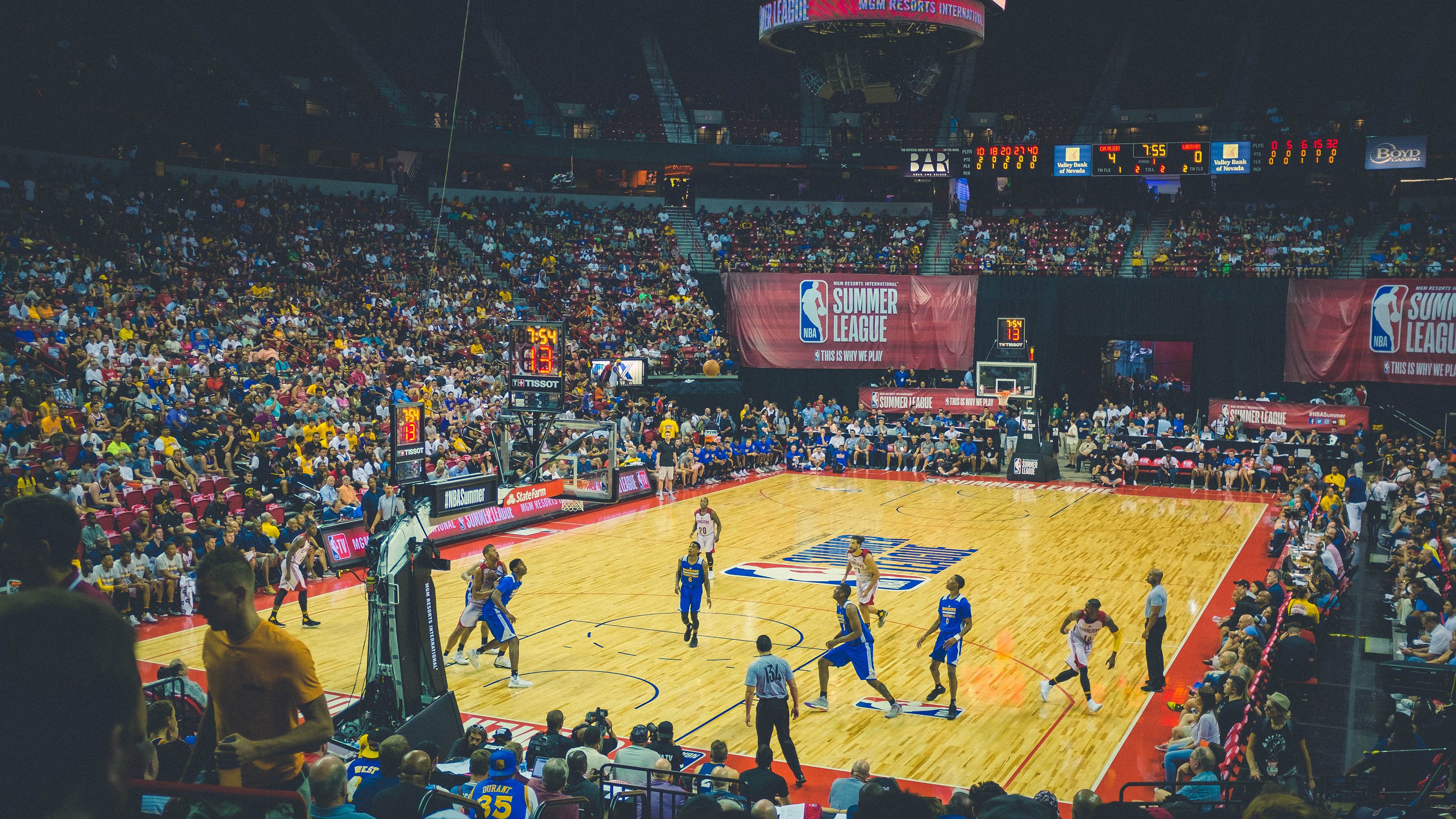 开云体育下载-德罗赞狂飙破纪录，勇士巅峰对决力克雄鹿