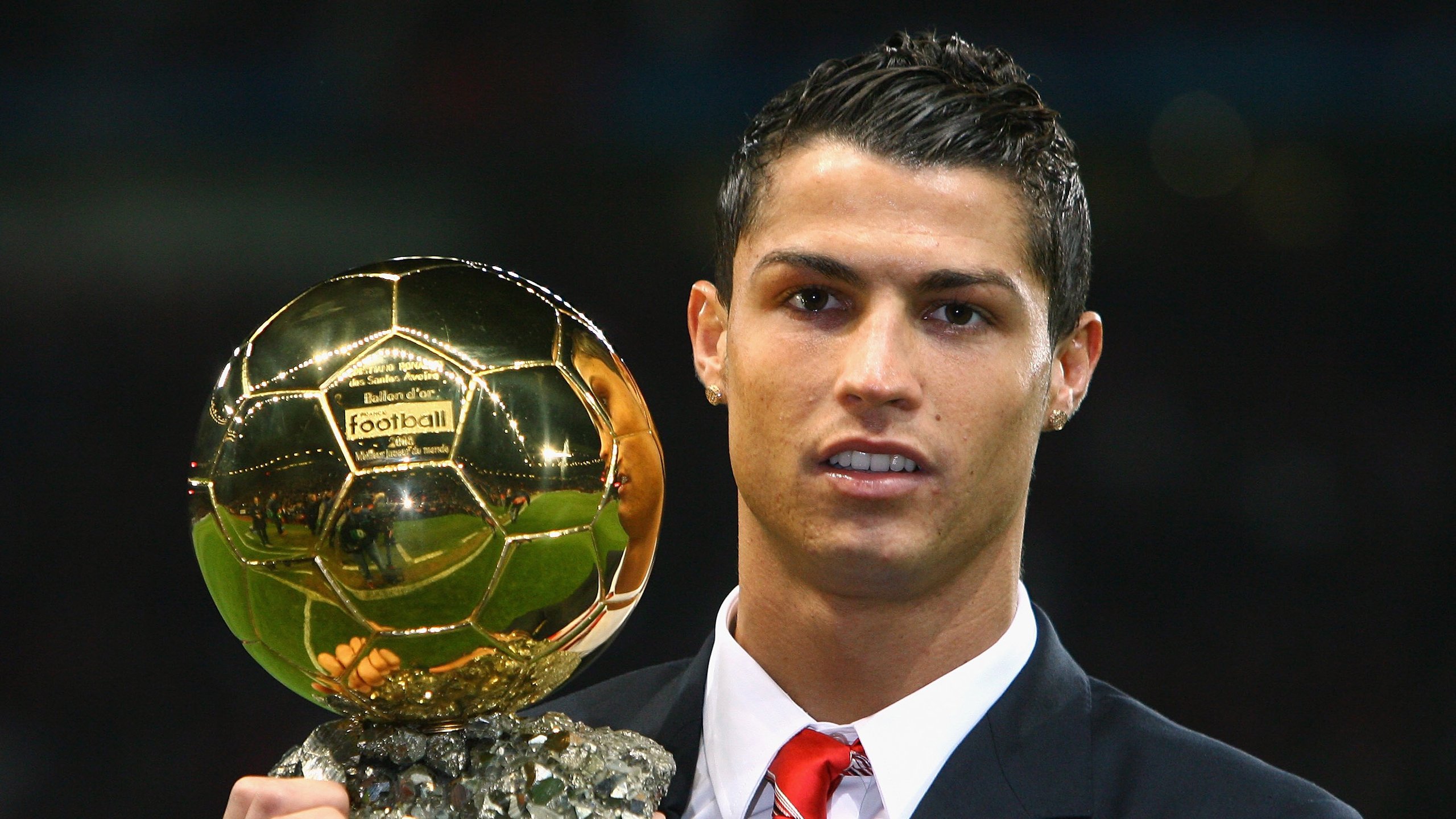 意甲焦点战之夜，戈贝尔连续得分拉开差距，篮球智慧照亮绿茵场